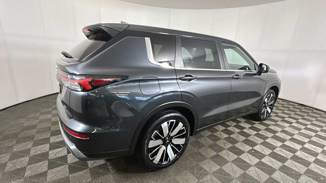 2025 Mitsubishi Outlander SE - Image 2