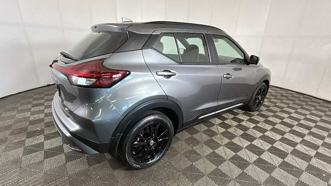 2023 Nissan Kicks SR - Image 3