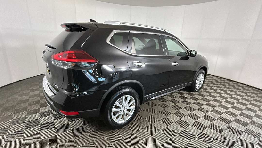 2018 Nissan Rogue SV - Image 3