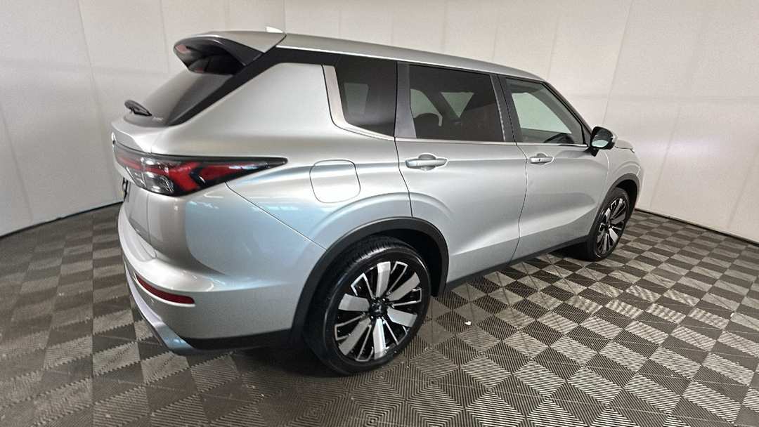 2025 Mitsubishi Outlander SE - Image 2