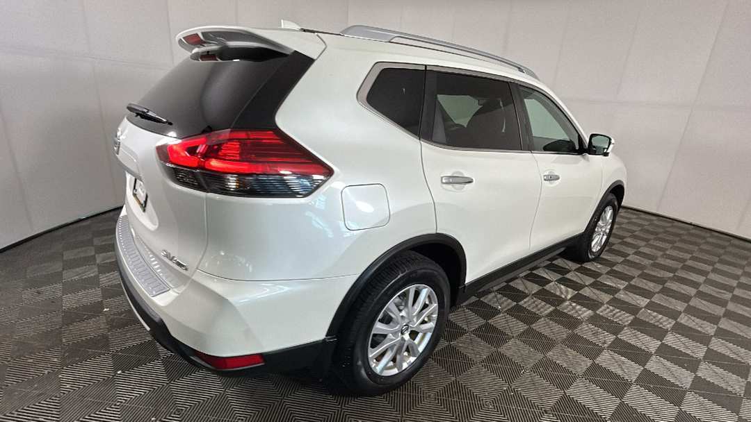 2017 Nissan Rogue SV - Image 3