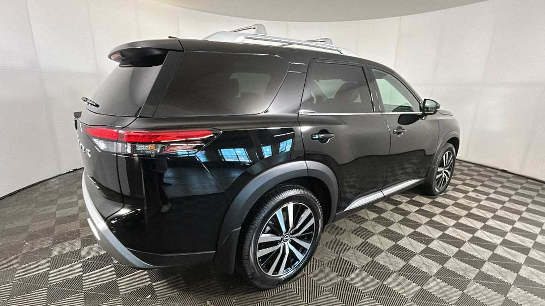 2024 Nissan Pathfinder Platinum - Image 3