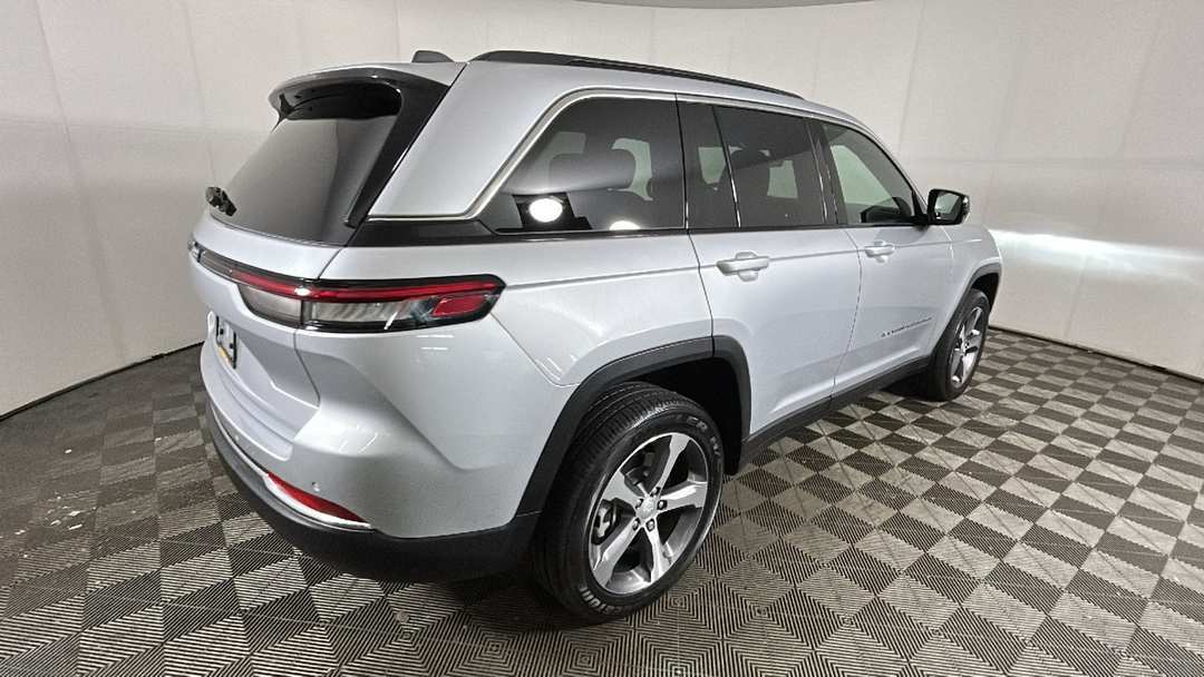 2025 Jeep Grand Cherokee 4xe - Image 3