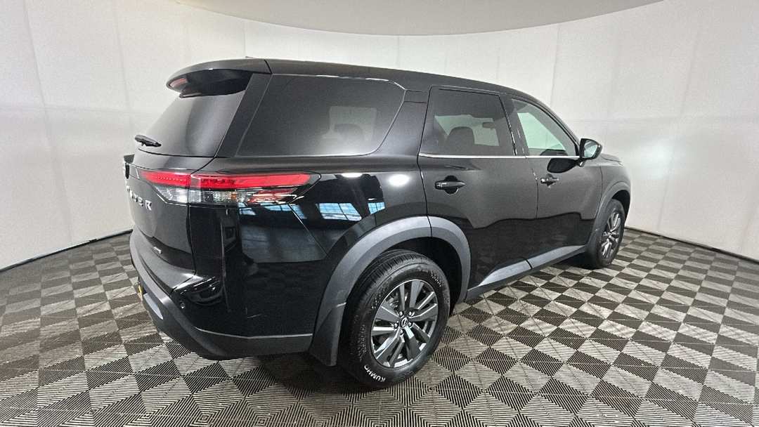 2024 Nissan Pathfinder S - Image 3