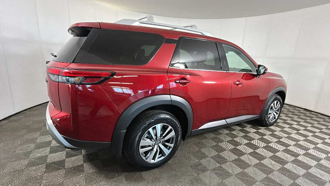 2023 Nissan Pathfinder SL - Image 3