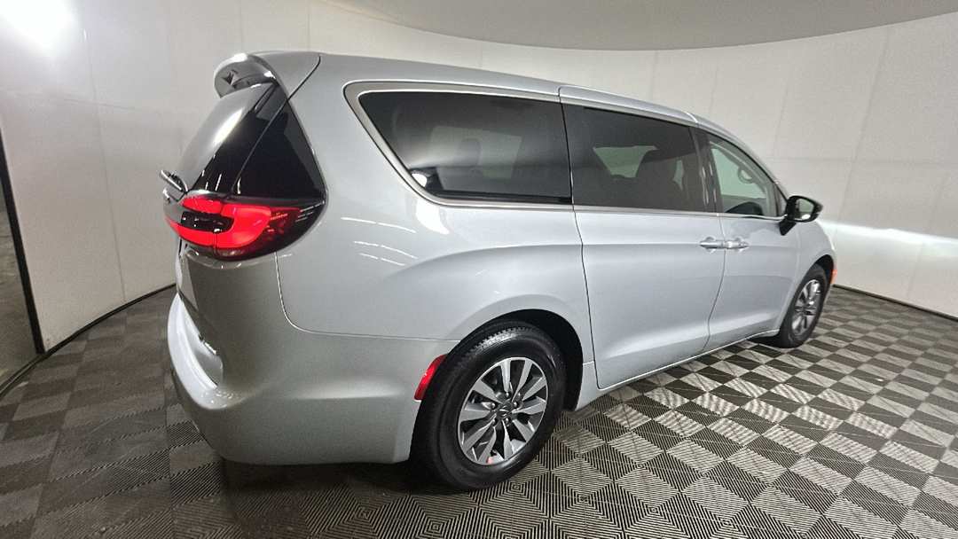 2024 Chrysler Pacifica Hybrid Select - Image 3