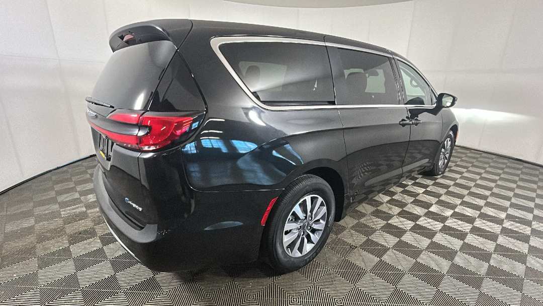 2023 Chrysler Pacifica Hybrid Touring L - Image 3