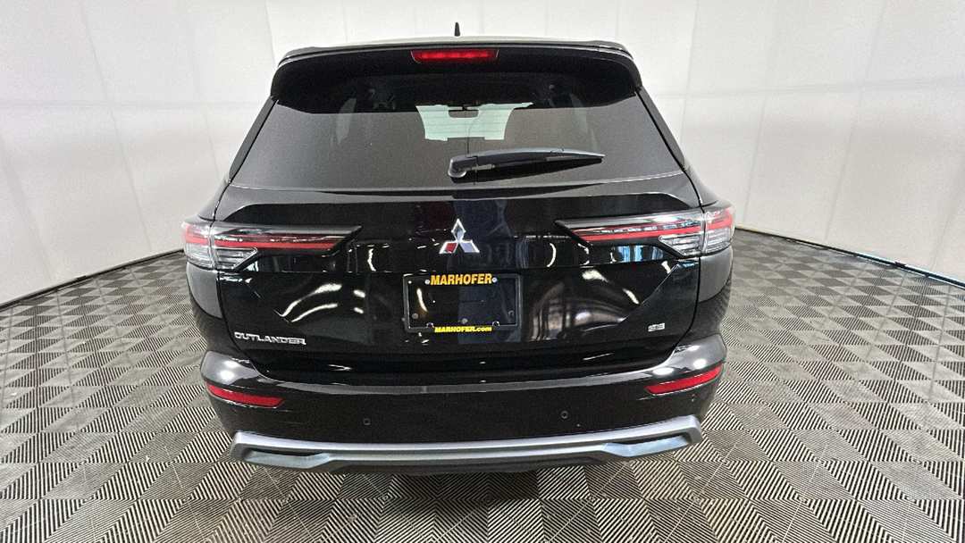 2025 Mitsubishi Outlander SE - Image 3