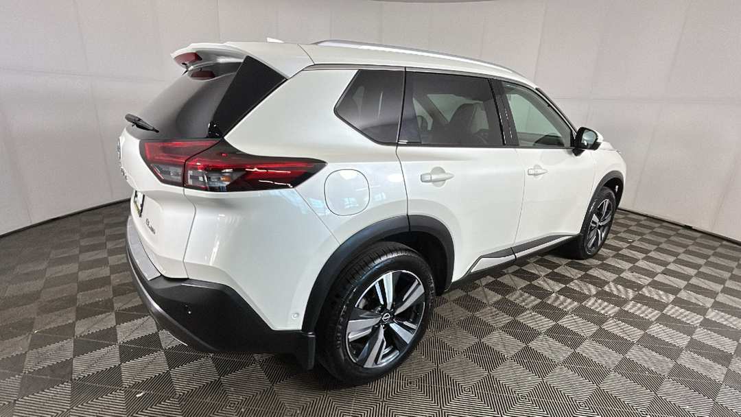 2023 Nissan Rogue SL - Image 3