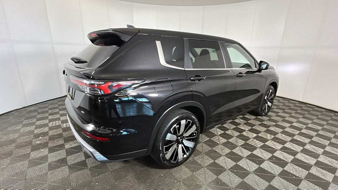 2025 Mitsubishi Outlander SE - Image 2